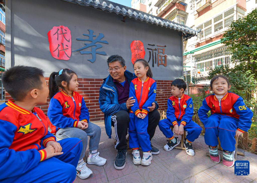 在河北省邯郸市邯山区开展的“听爷爷奶奶讲家风”主题活动中，宣讲员向孩子们讲家风家训故事（2020年11月2日摄）。